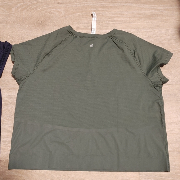 Lululemon Womens Final Lap Short Sleeve Olive Green and Navy Act - Picture 5 of 7